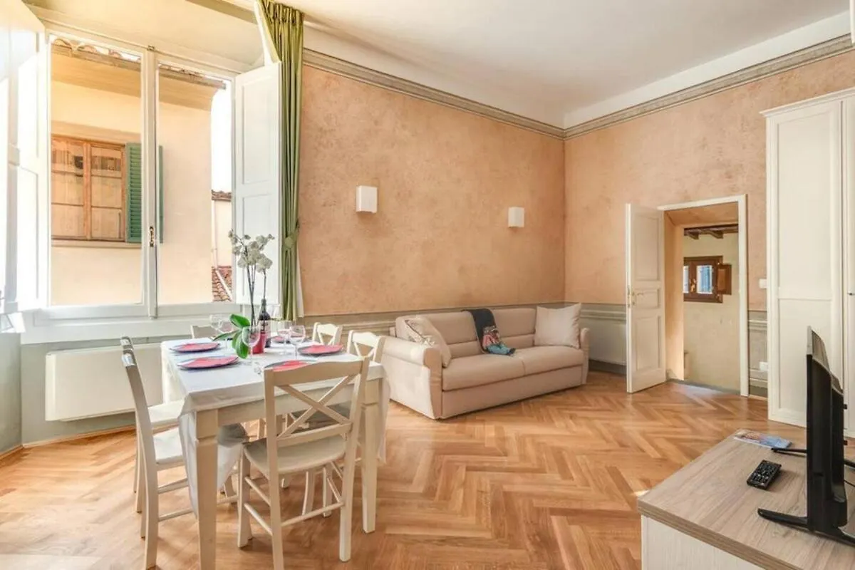 Albizi Leonardo Apt 309 Florence